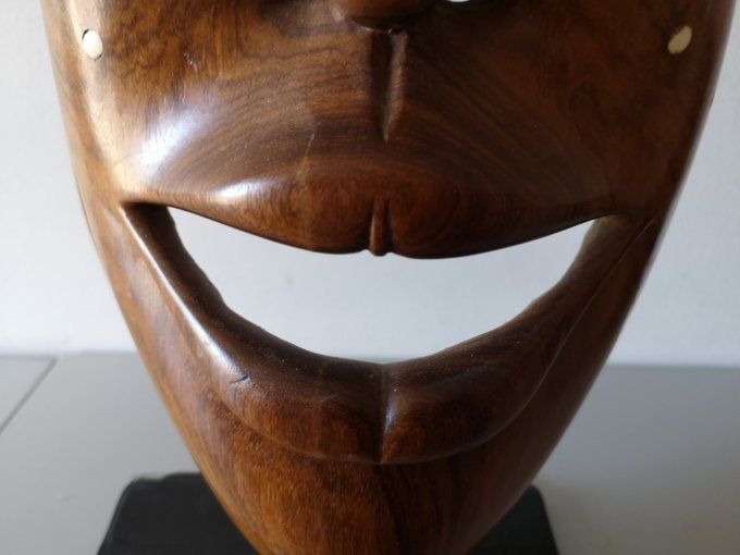 Masque femme Sénégalaise sculpture massive bois Cola rouge 1970