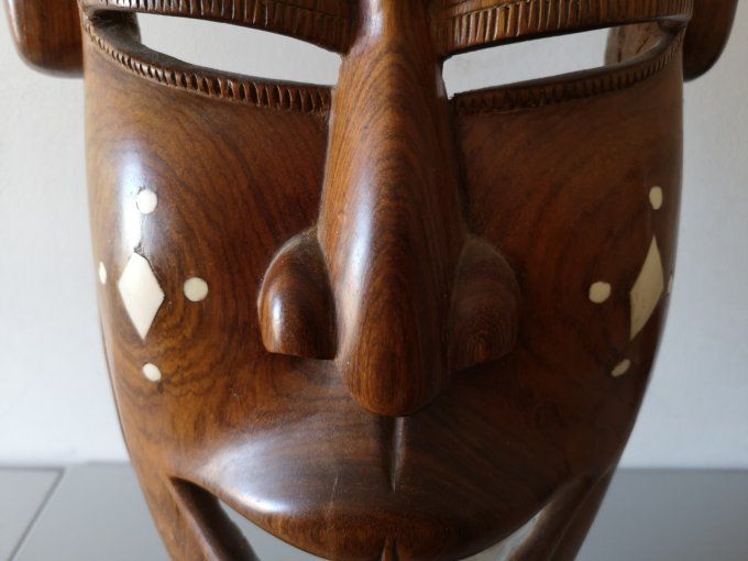 Masque femme Sénégalaise sculpture massive bois Cola rouge 1970